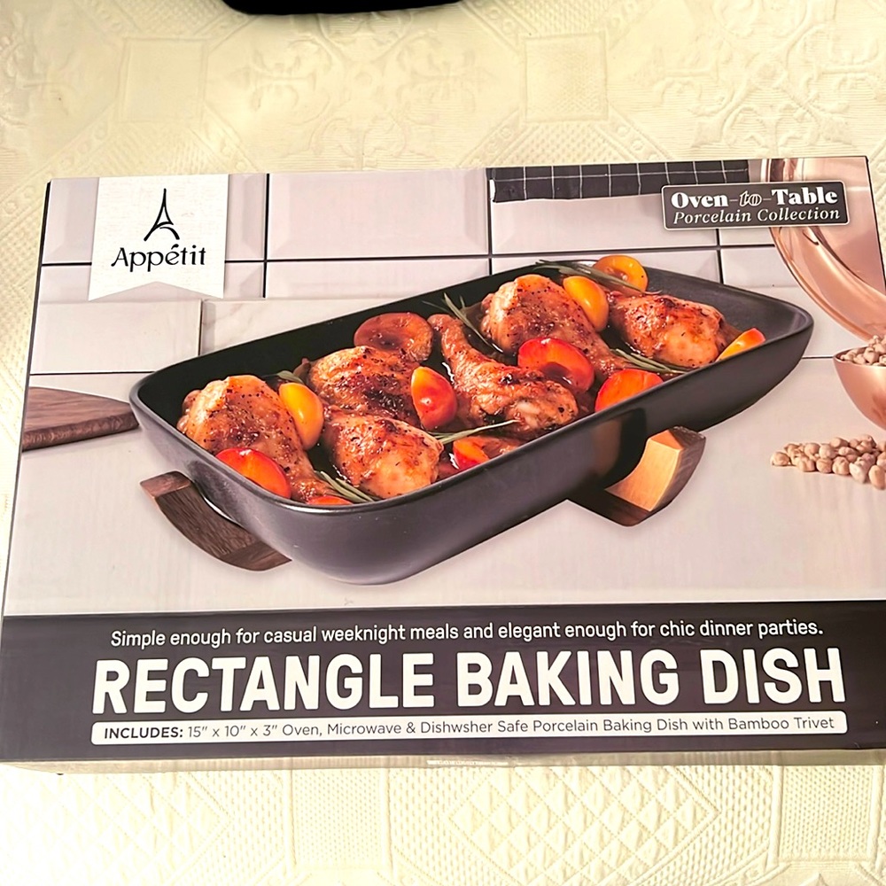 RECTANGLE BAKING DISH WITH BAMBOO TRIVET